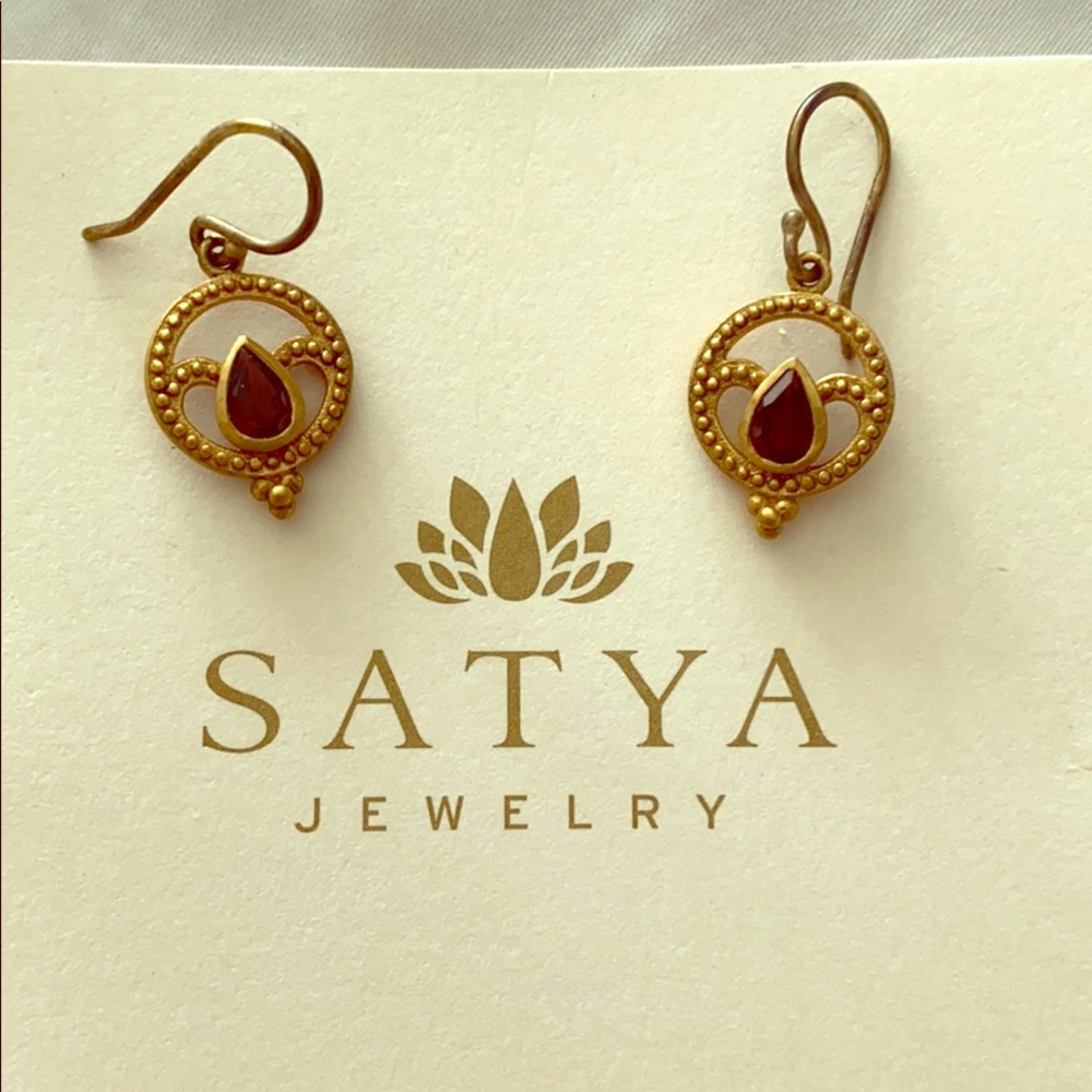 Satya pendant earrings gold with garnet stone